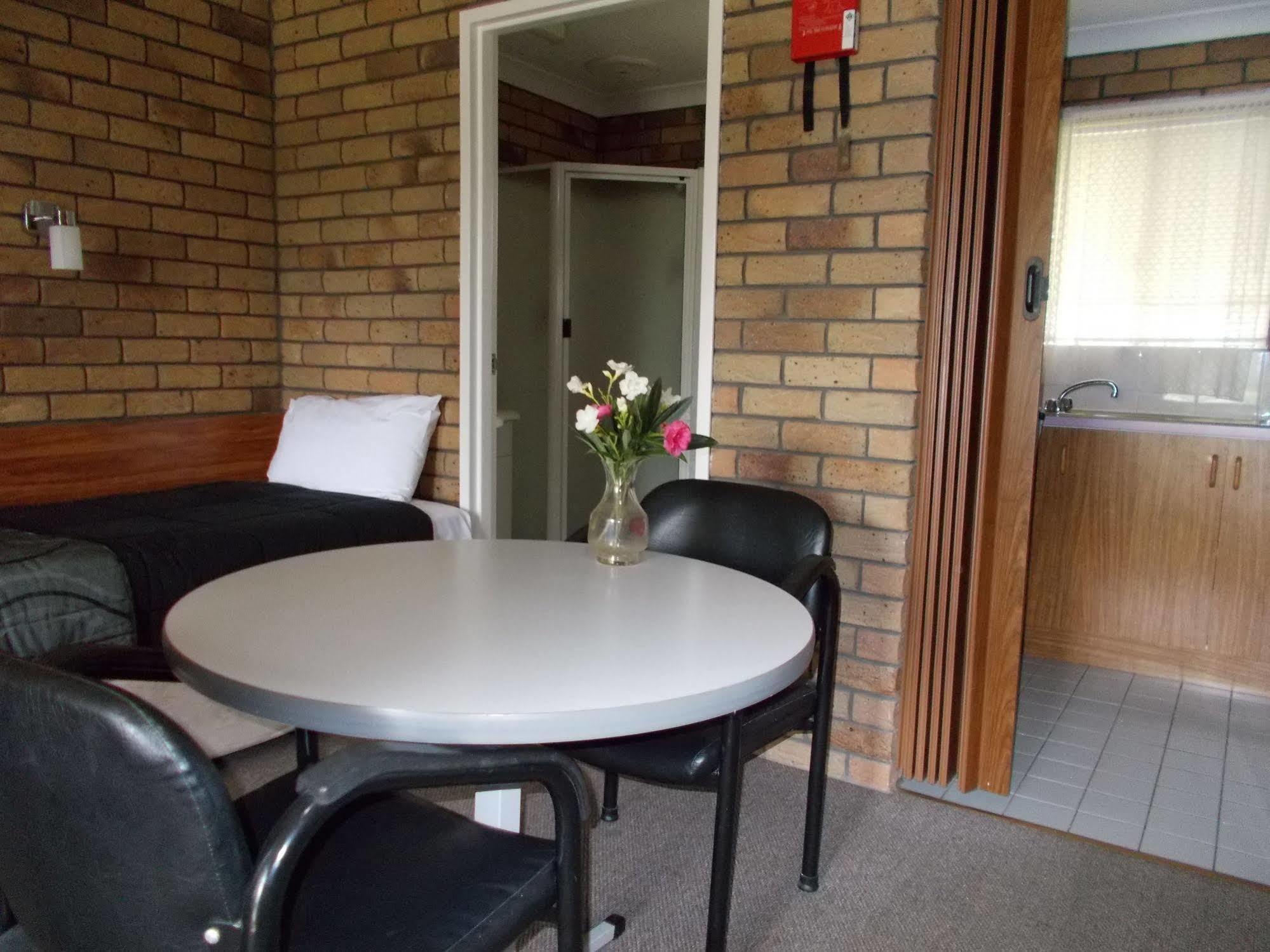Park House Motor Inn Oakey Екстериор снимка